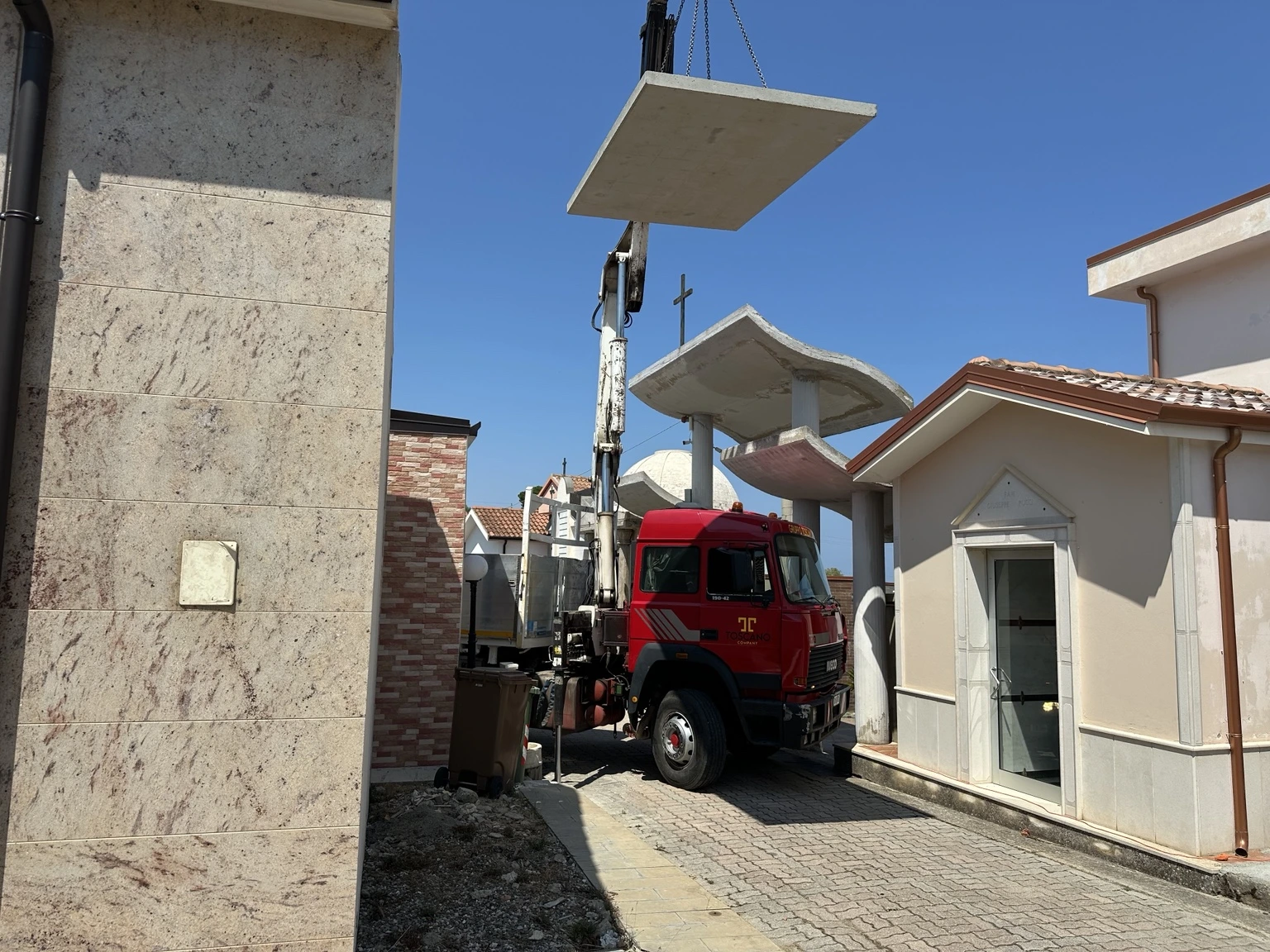 Sollevamento di una lastra prefabbricata con autogru