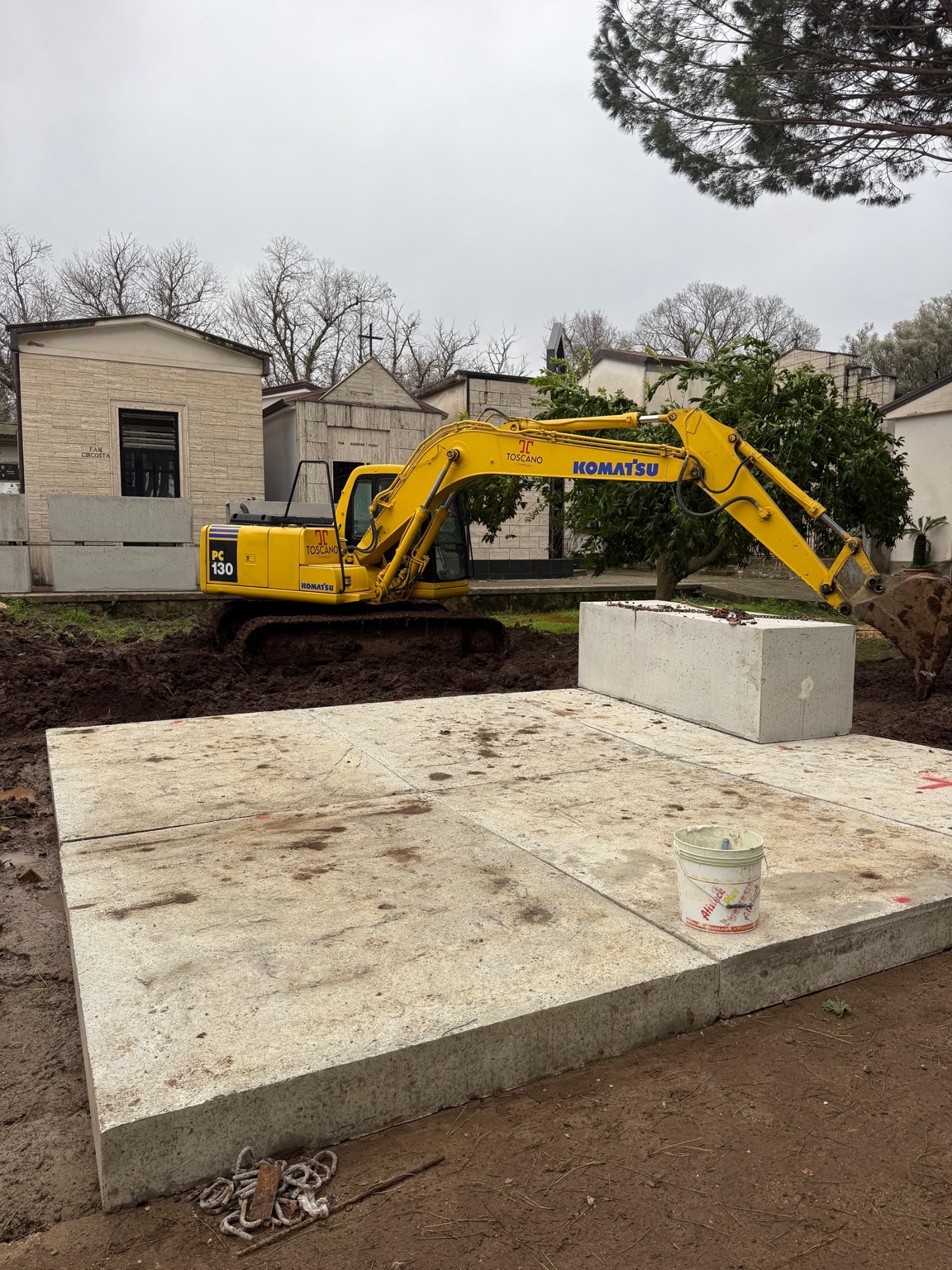 Platea prefabbricata in cantiere con elemento in calcestruzzo ed escavatore Gruppo Toscano